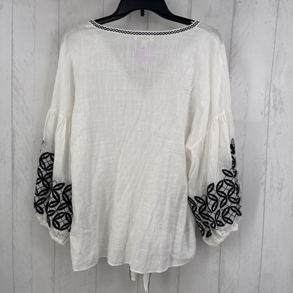 XL embroidered v-neck l/s top