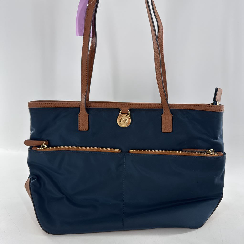 nylon top zip tote w/ zip front pockets