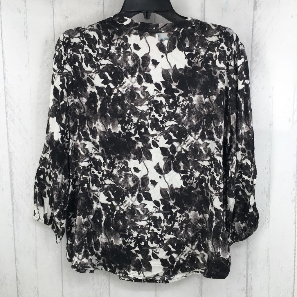 R50 M flo print split neck 3/4 slv top