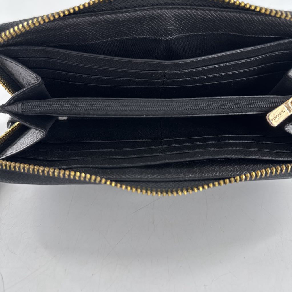 zip around wallet/wristlet