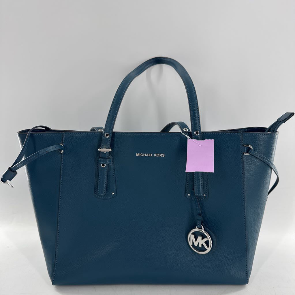 top zip buckle strap tote