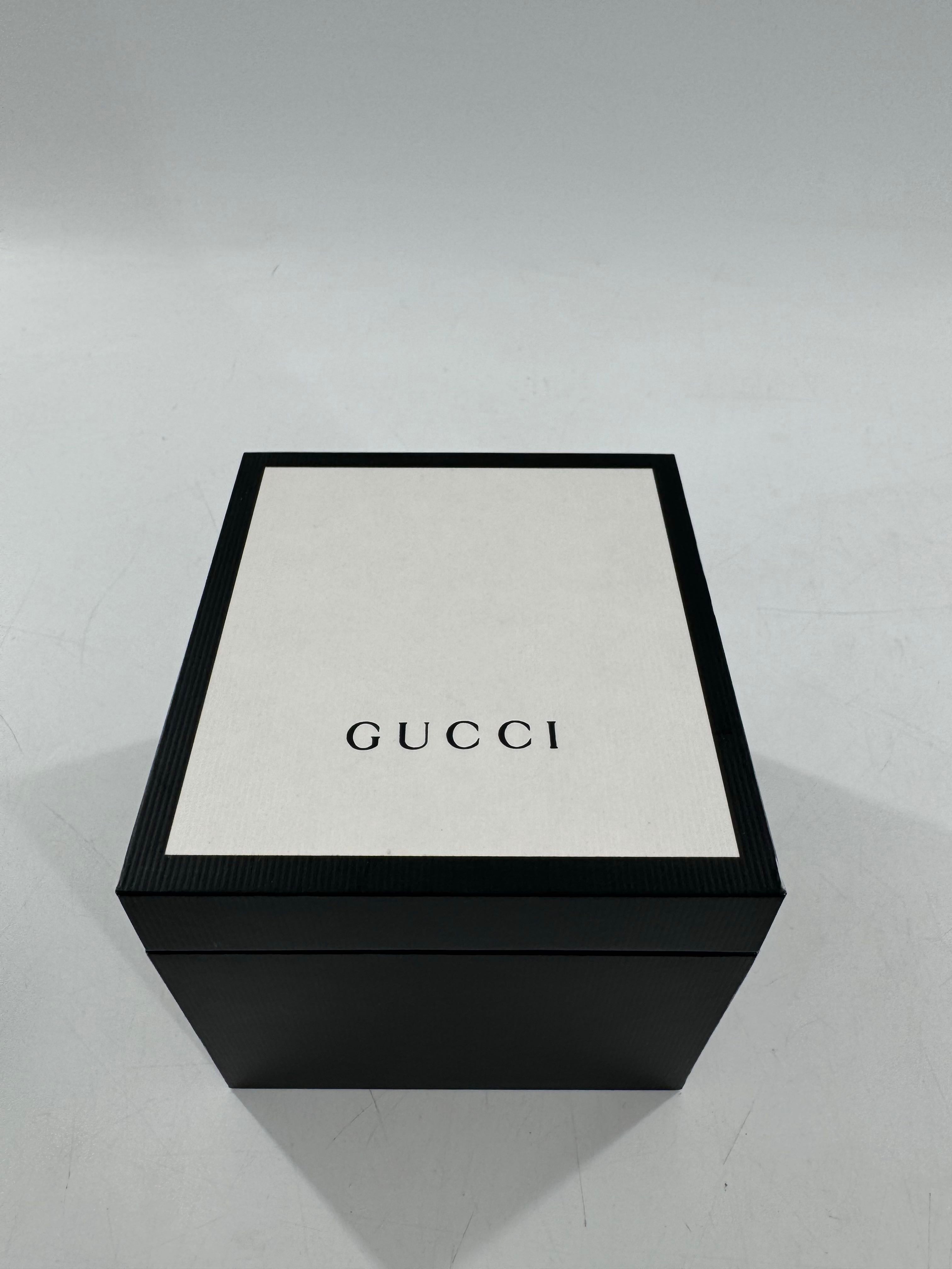 R990 Gucci silver bangle watch