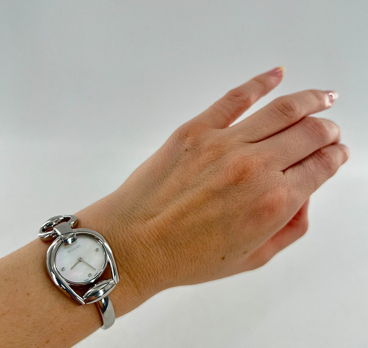 R990 Gucci silver bangle watch