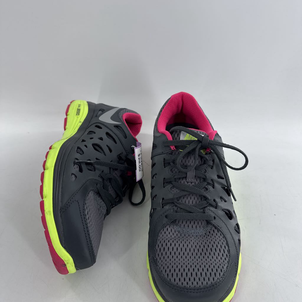 9.5 lace-up sneaker