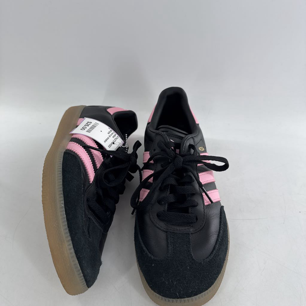 8 lace-up sneaker