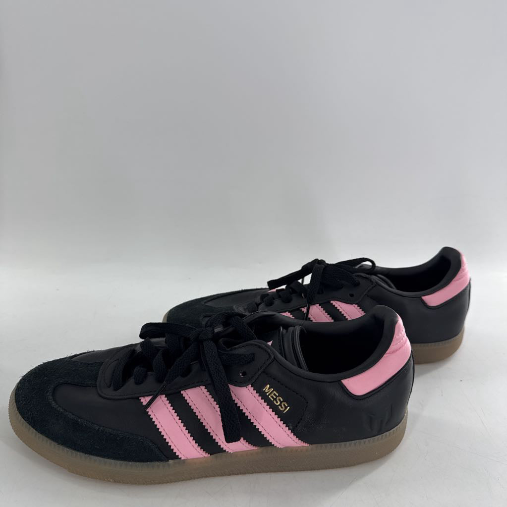 8 lace-up sneaker