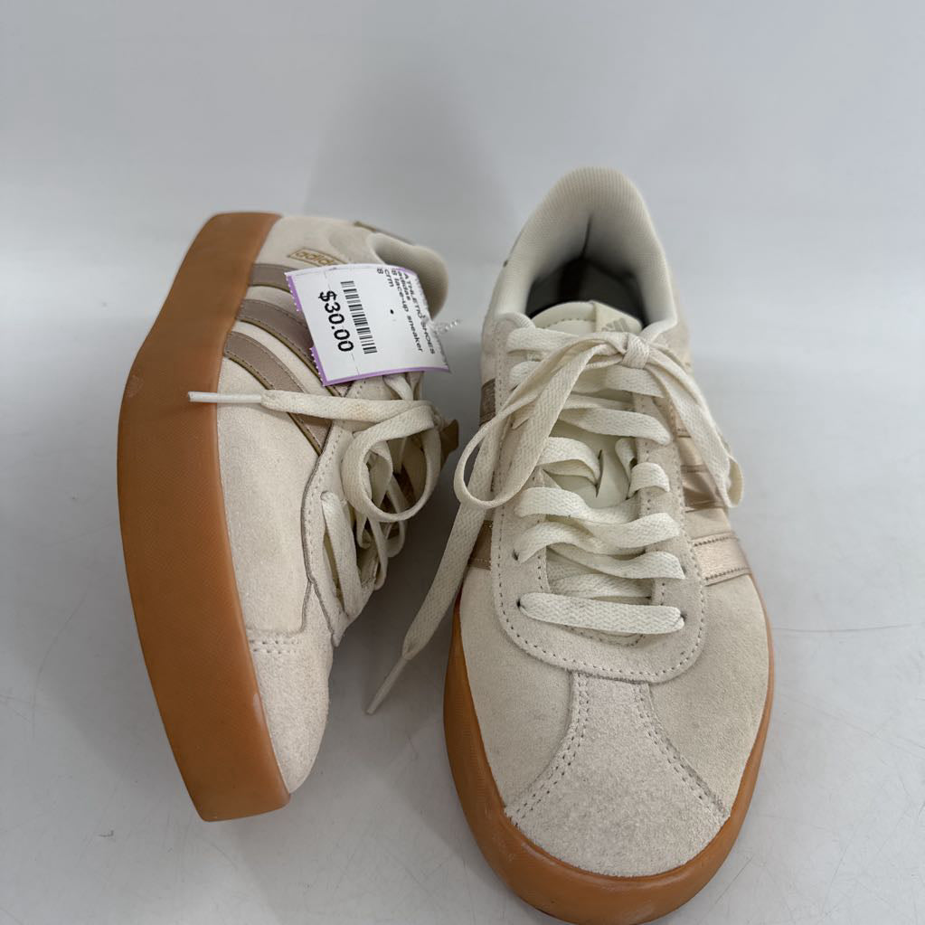 8 lace-up sneaker