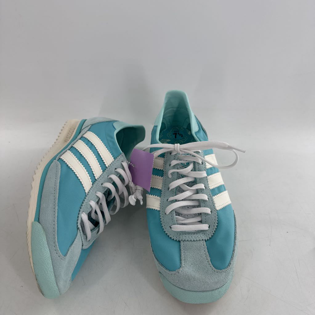 7.5 lace-up sneaker