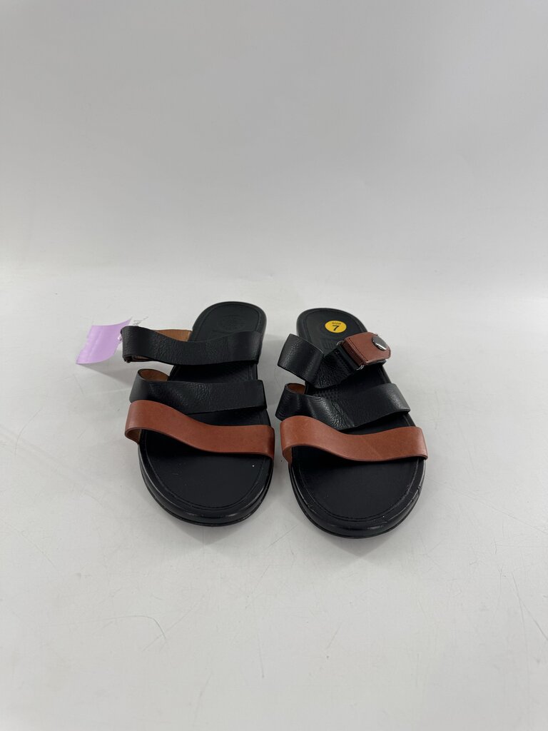 7 two-tone leather sandal