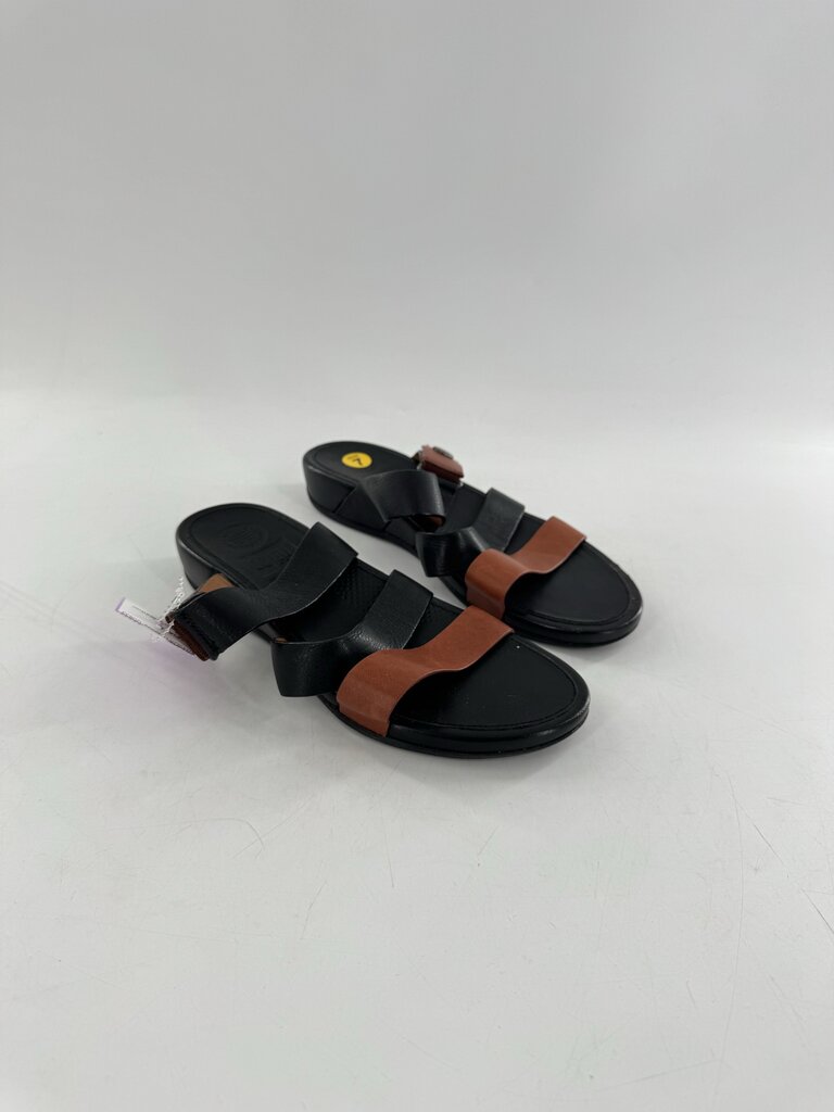7 two-tone leather sandal
