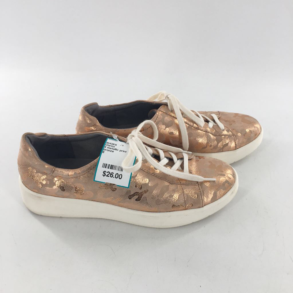 8 metallic print lace-up sneaker
