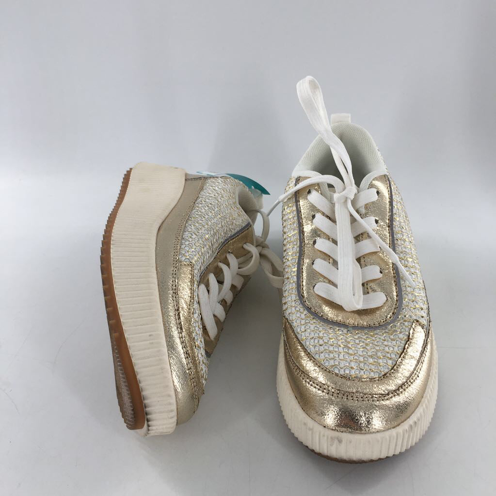 7 metallic accent lace-up sneaker