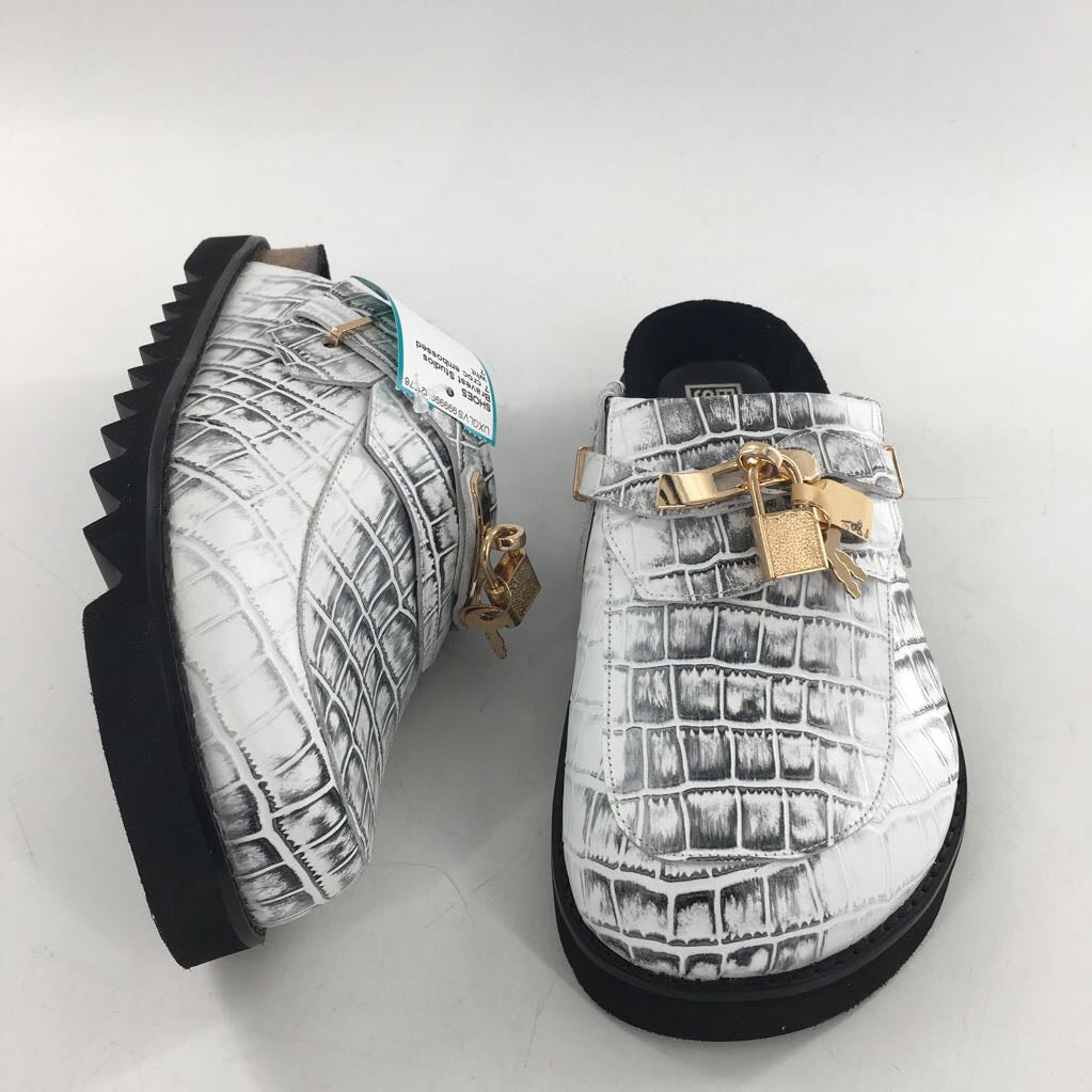 7 croc embossed clog w/ functional lock, key