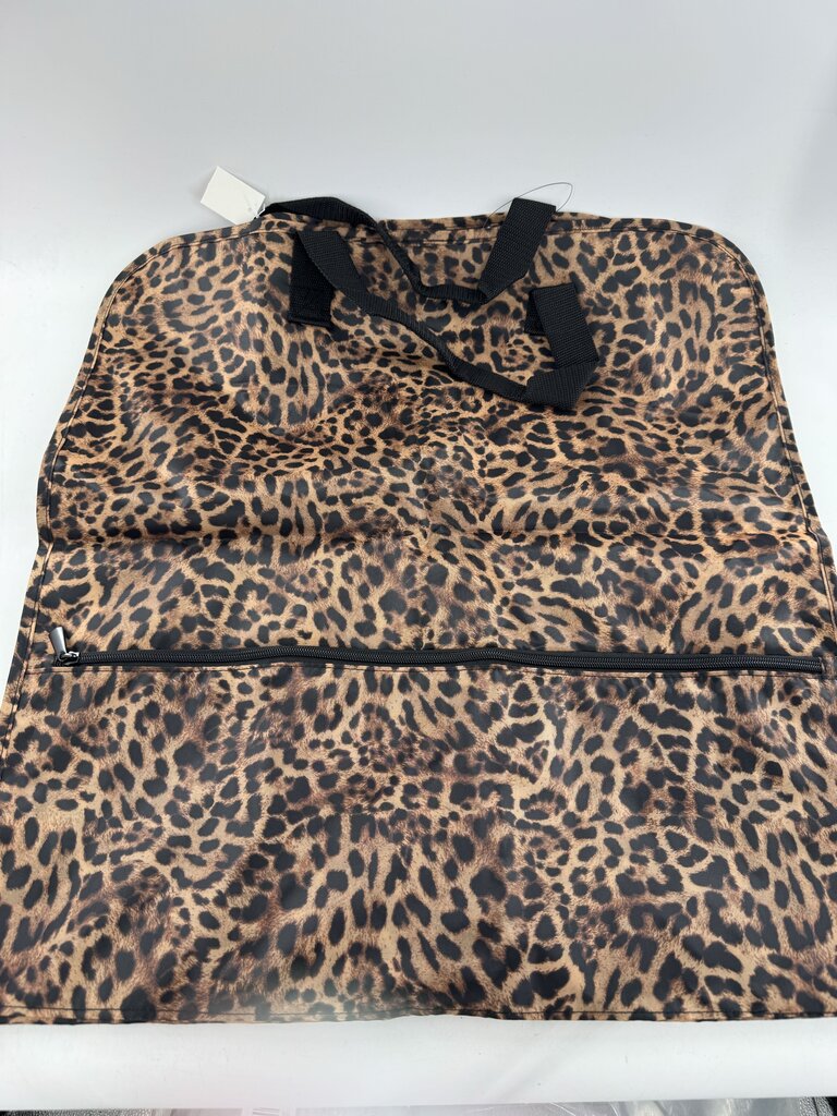 R40 Chicos leopard garment bag