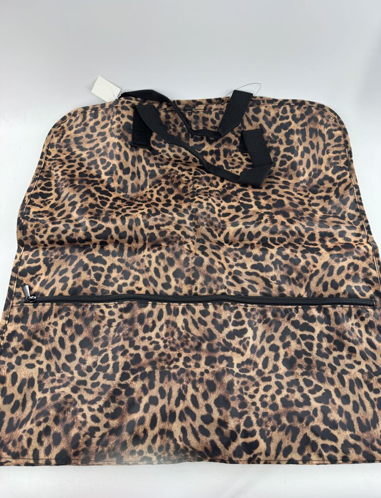 R40 Chicos leopard garment bag