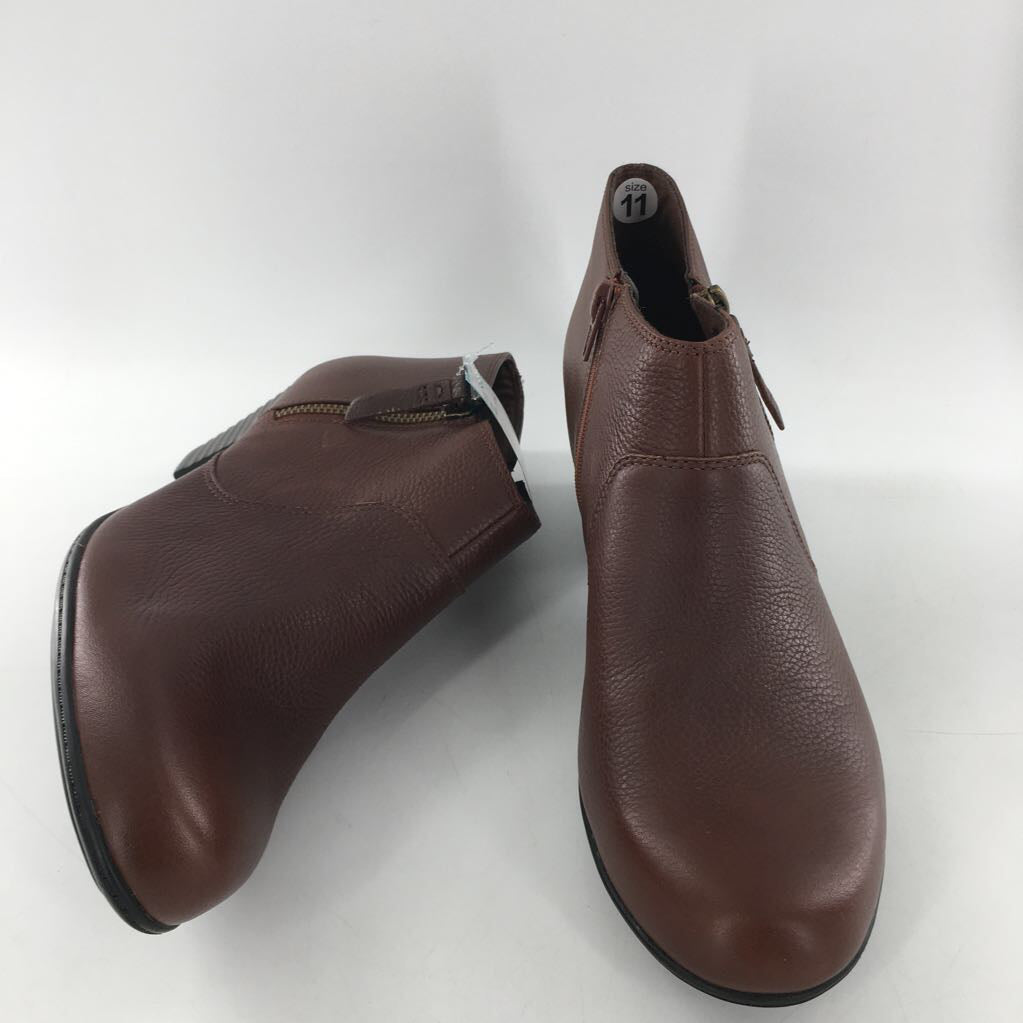 11 leather low-heel bootie