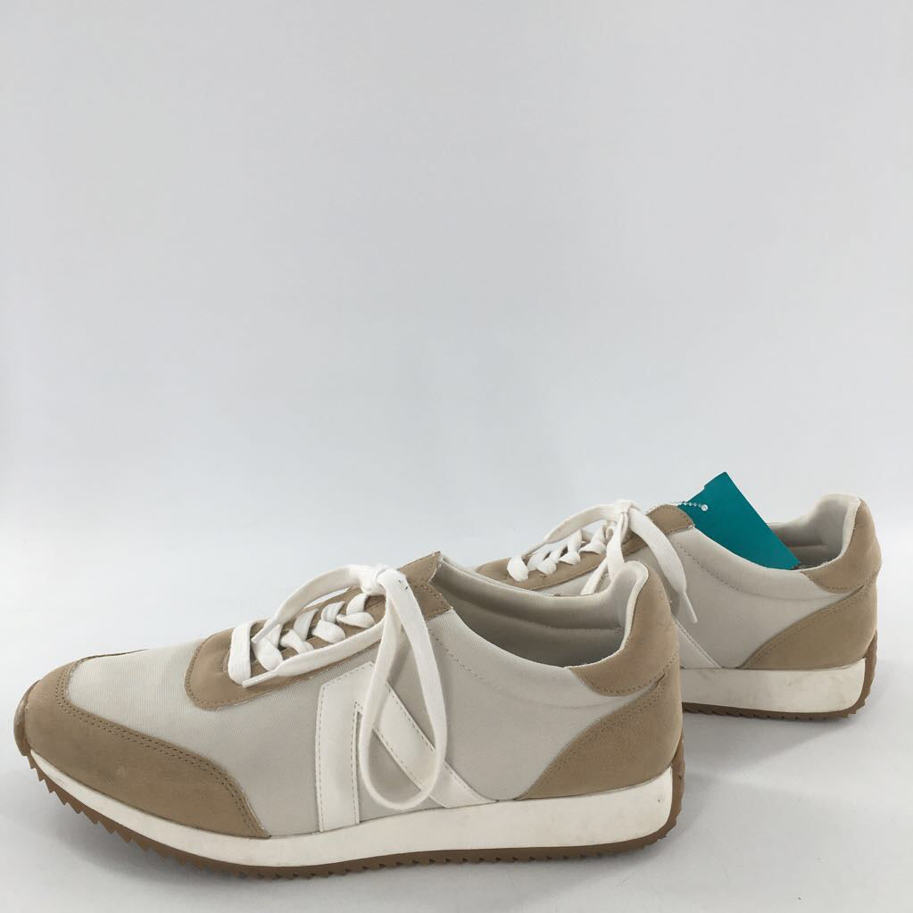10 lace-up sneaker