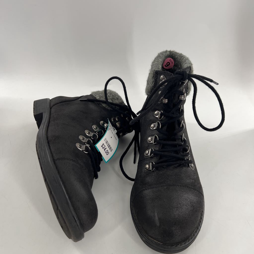 9 lace-up combat boot