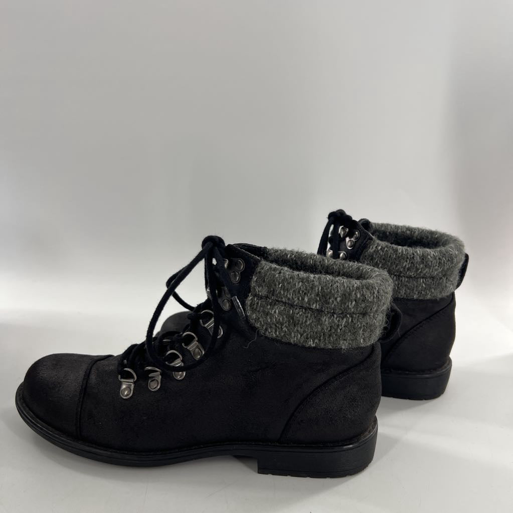 9 lace-up combat boot