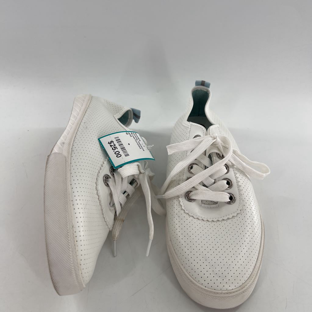 10 perforated leather lace-up sneaker