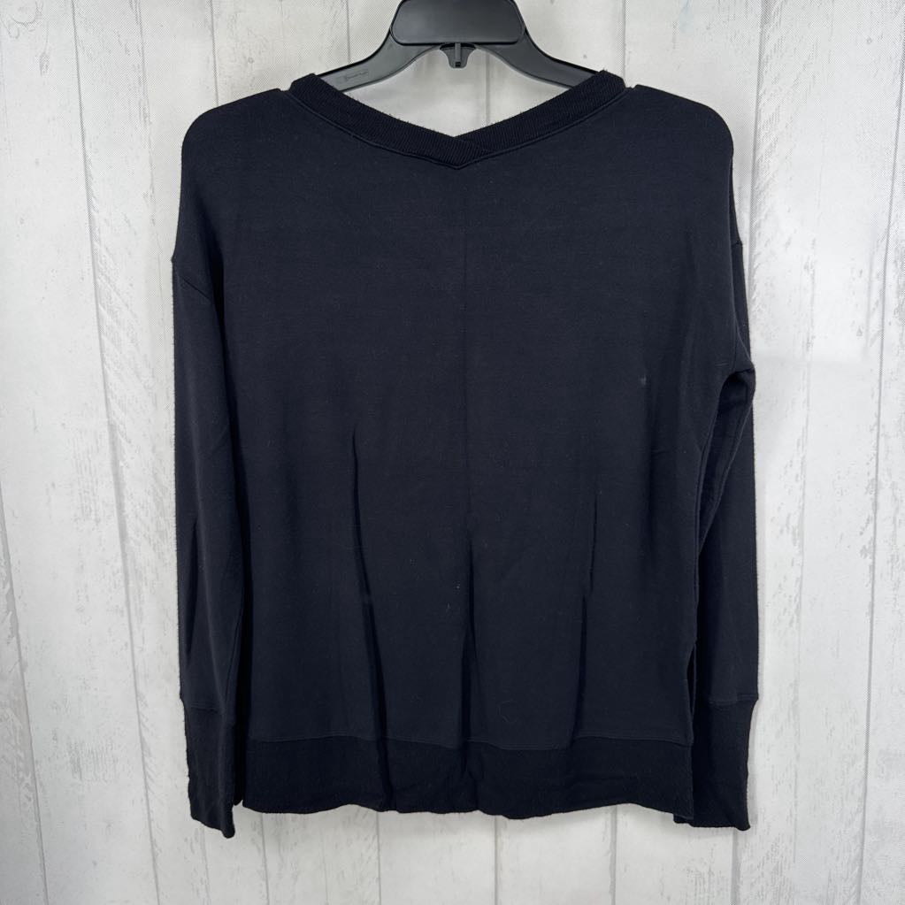 XS v-neck l/s top