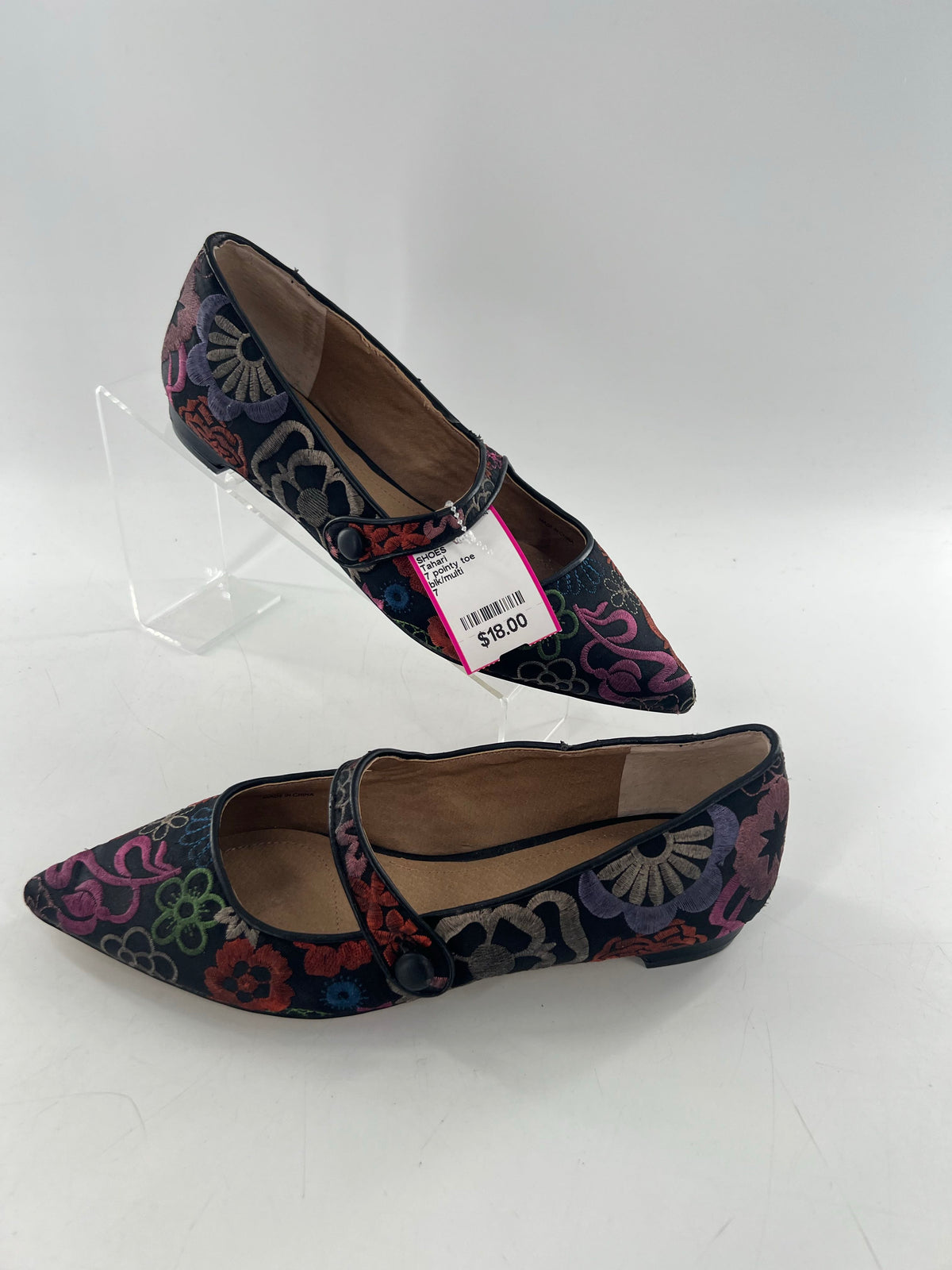 7 pointy toe enbroidered flats