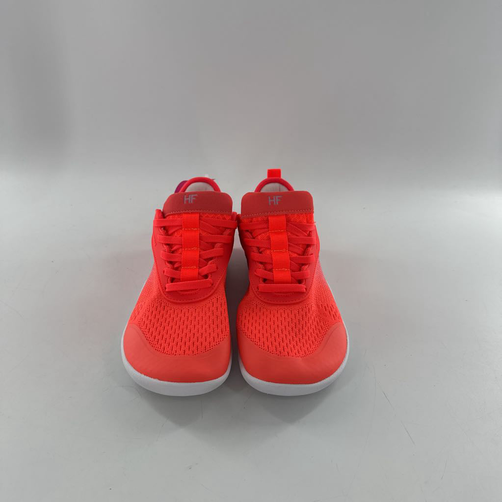8/8.5 lace-up sneaker