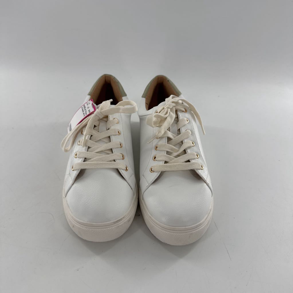 10 lace-up sneaker