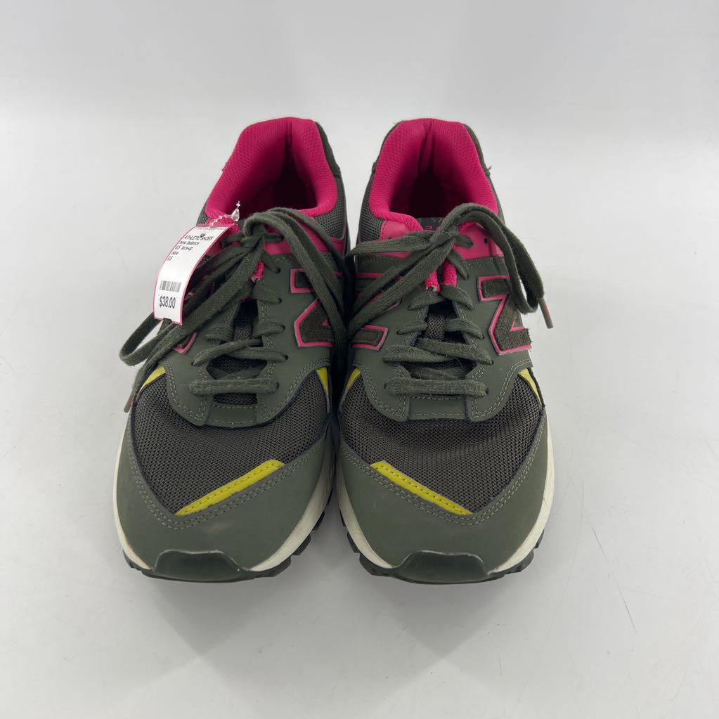 9.5 lace-up sneaker