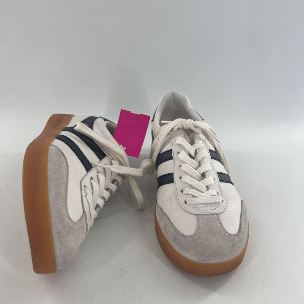 8 lace-up sneaker