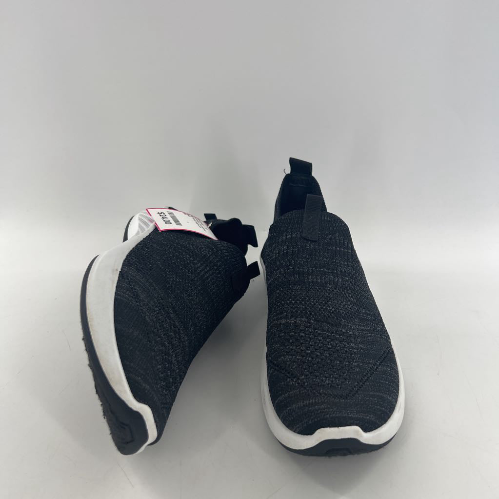 10 knit slip-on sneaker