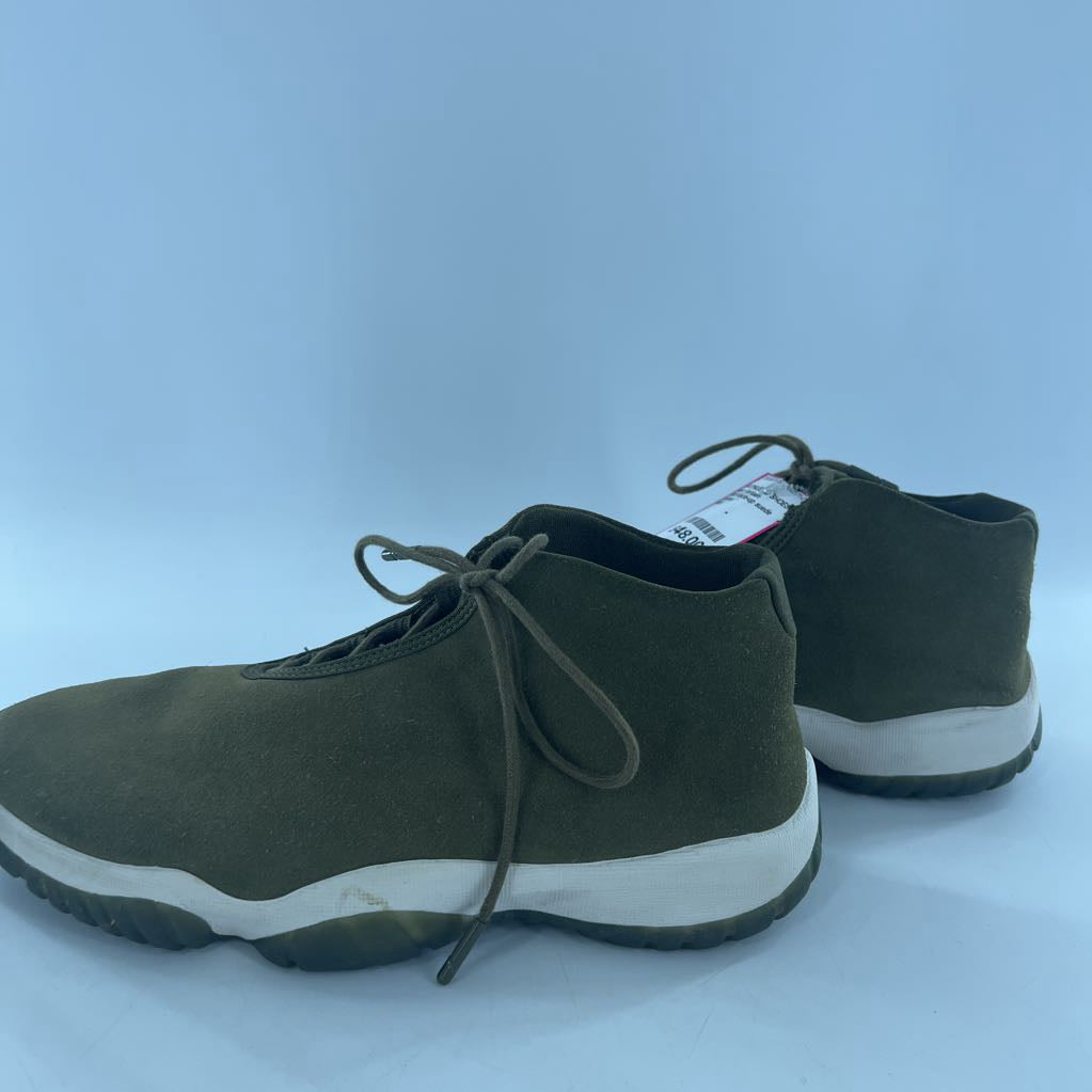 9.5 lace-up suede sneaker
