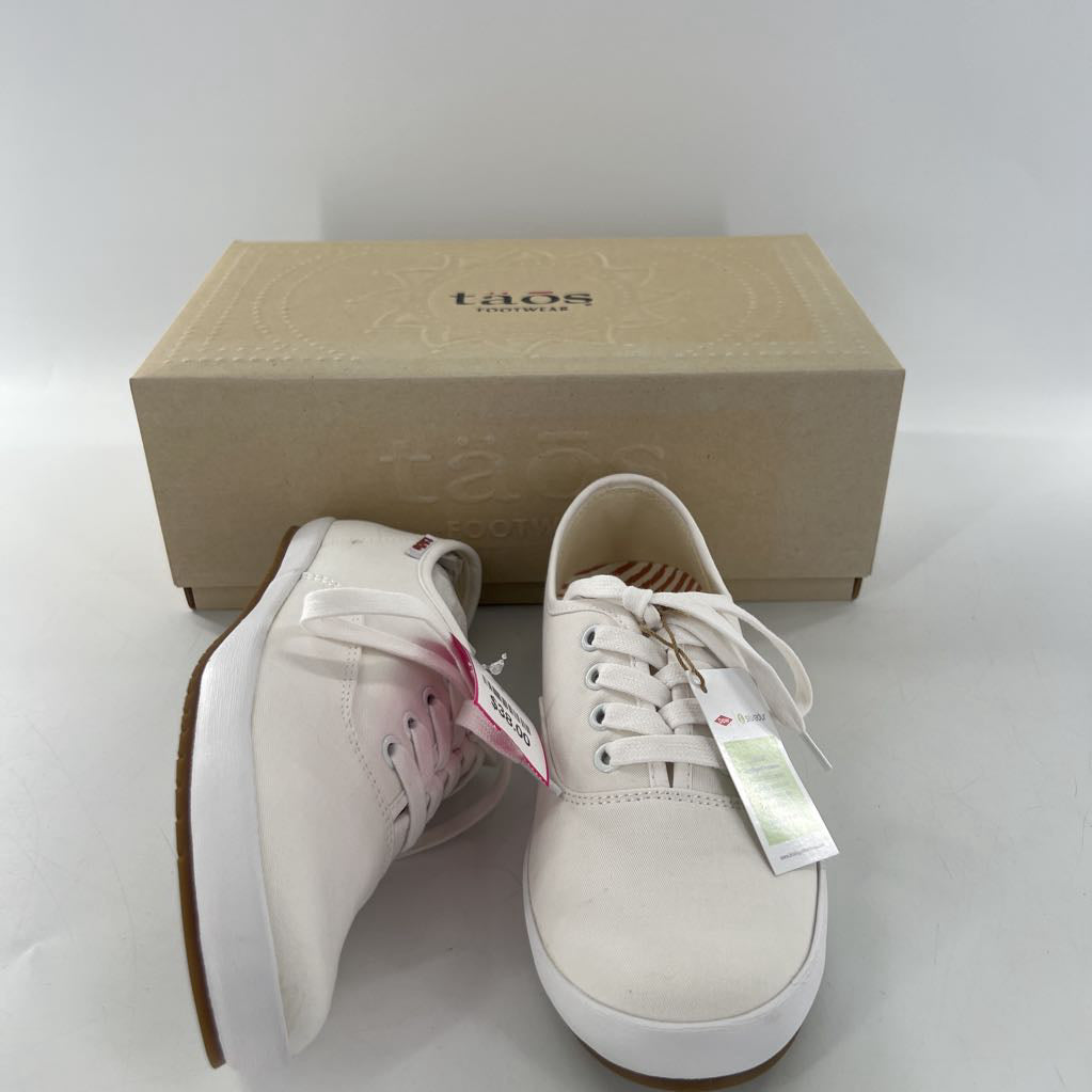 7 lace-up sneaker