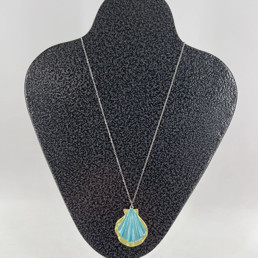 10" silver necklace w/seashell pendant