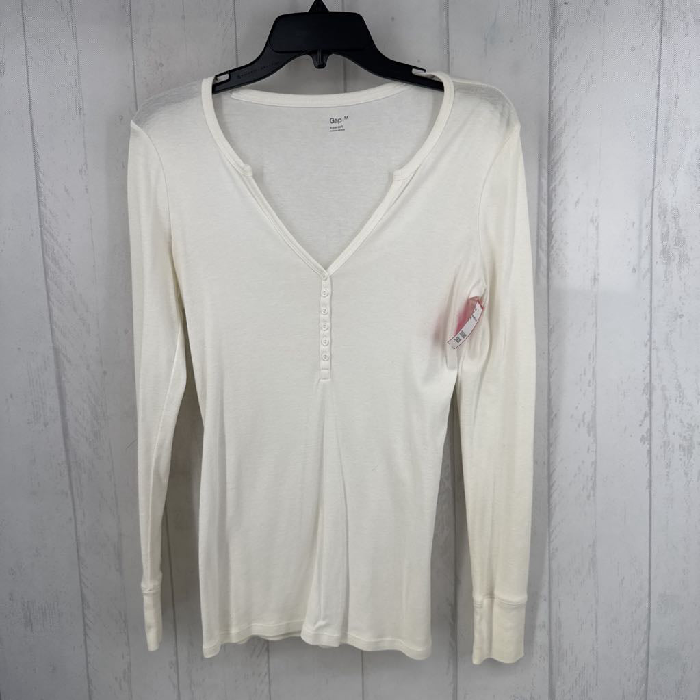 M buttoned v-neck l/s top