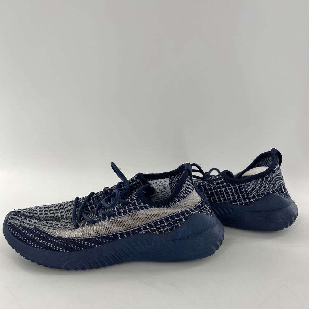 10 knit lace-up sneaker