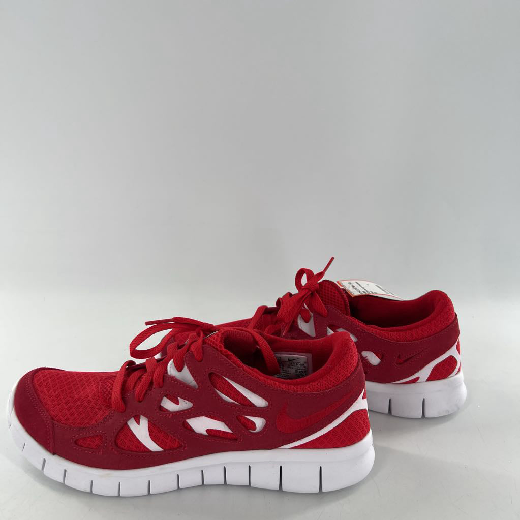 10 lace-up sneaker