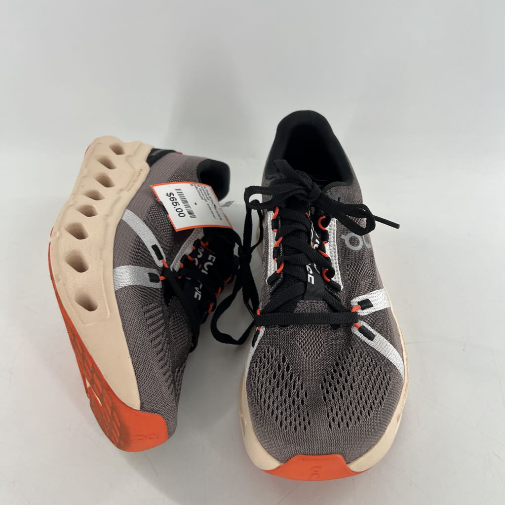8 lace-up sneaker