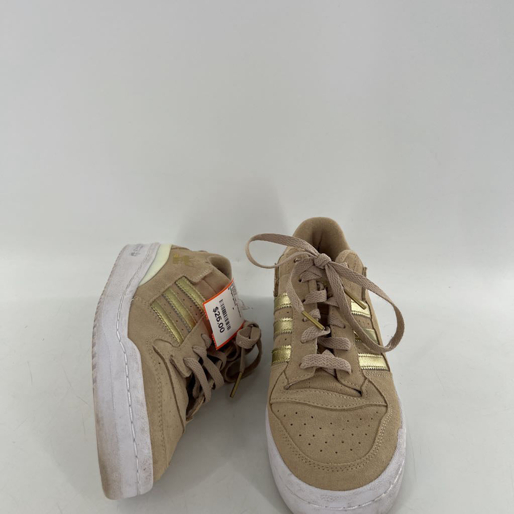 8 lace-up sneaker