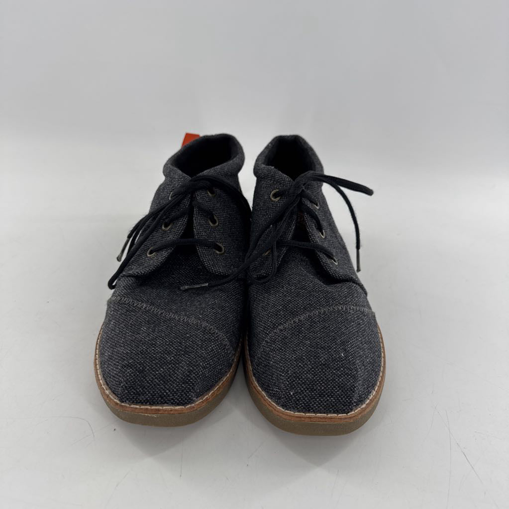 8.5 lace up front ankle boot w/ contrast stitching