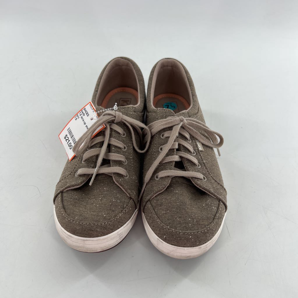 7.5 lace-up sneaker