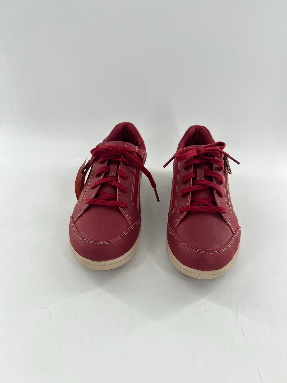10 leather lace-up sneaker