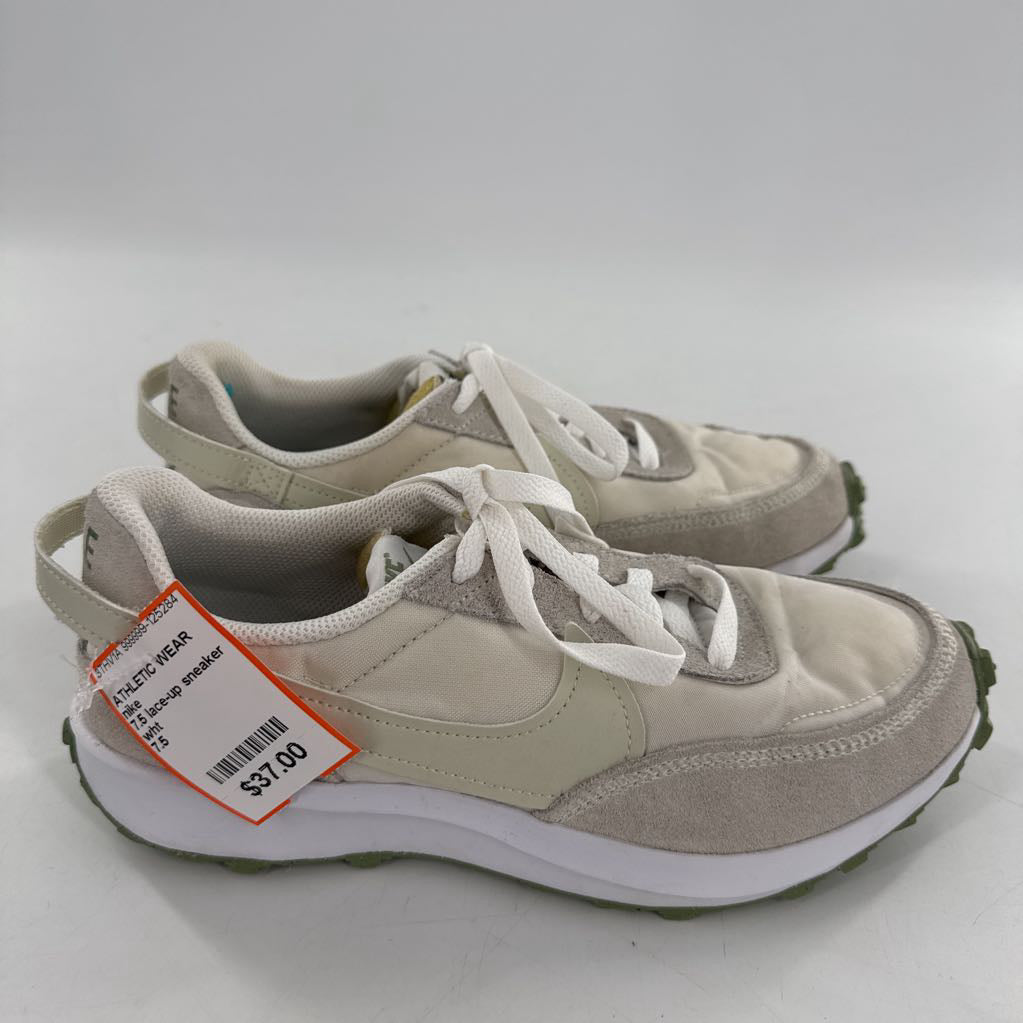7.5 lace-up sneaker