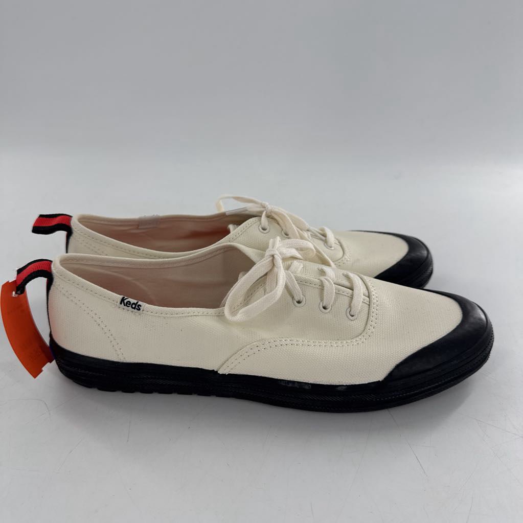 10 canvas lace-up sneaker