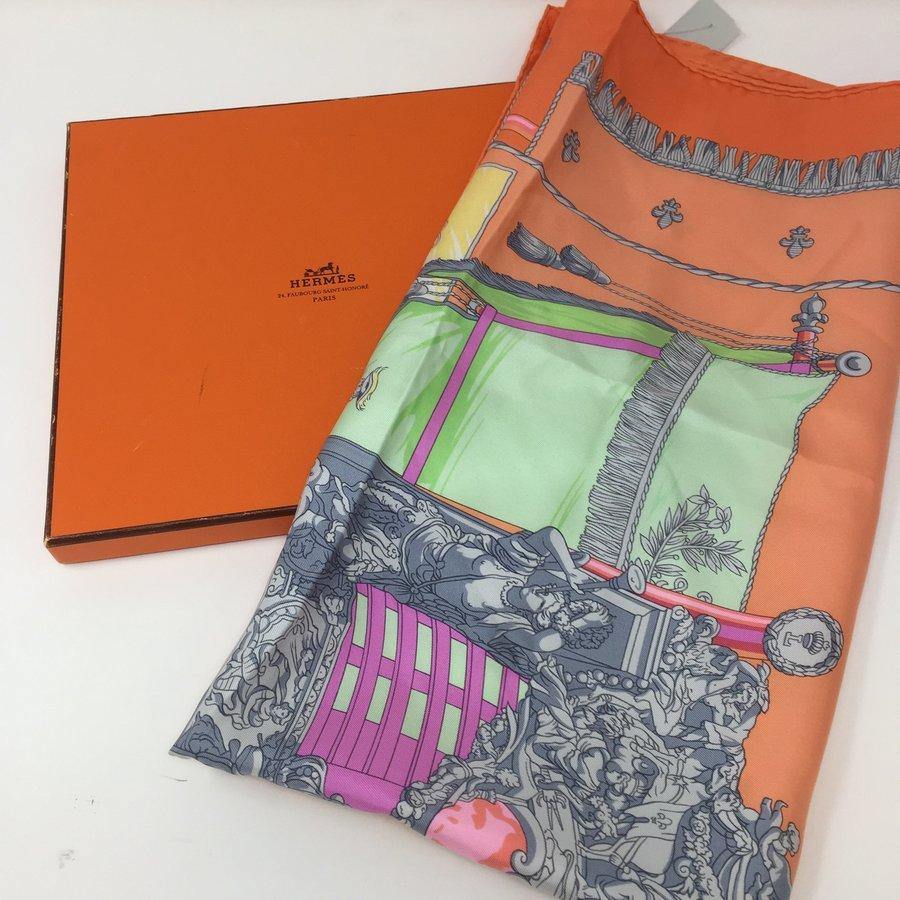 SCARVES - Selective Seconds Fashion Resale