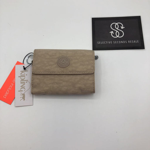 R38 tri-fold wallet