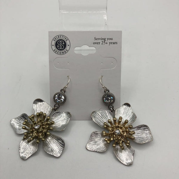 Silvertone Flower Earring with Bling Detail