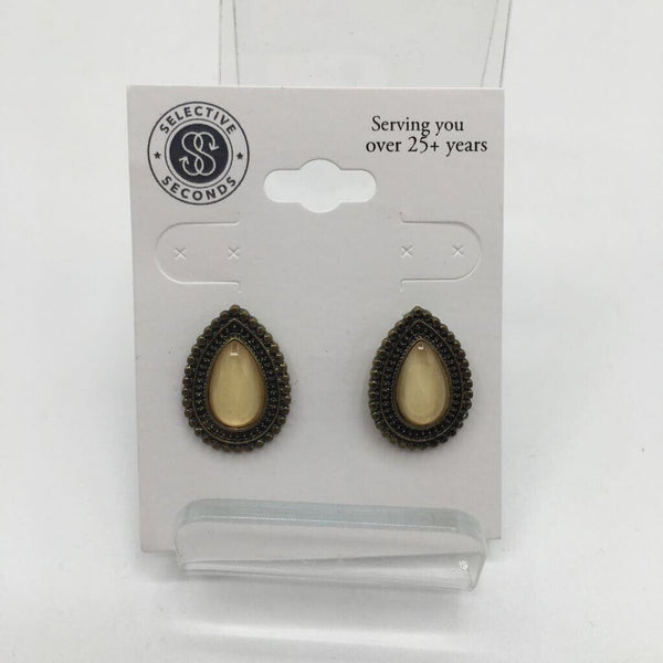 goldtone tear drop earring with neutral stone