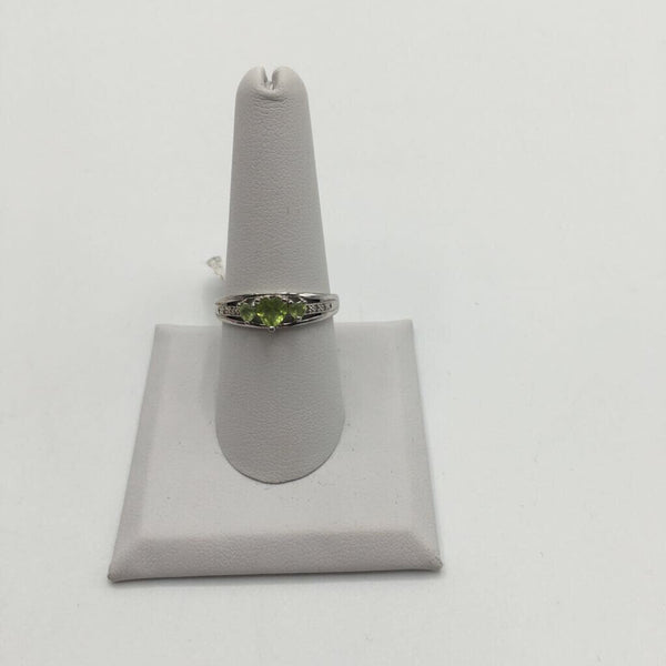 Sz 9 .925 ring w/ three green center stones