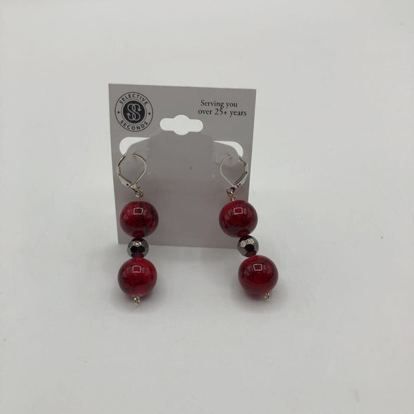 Red/black beaded earring